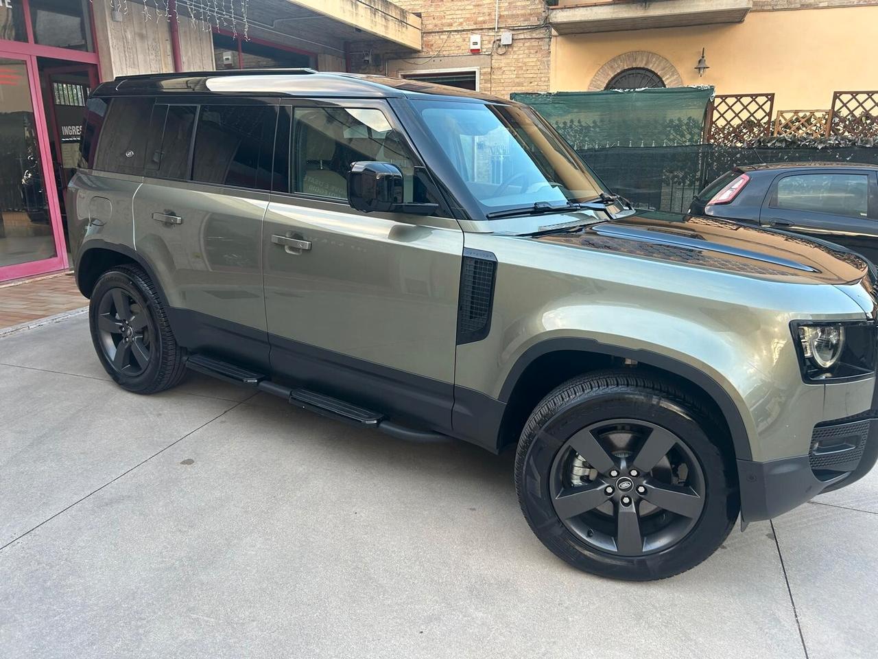 Land Rover Defender 110 3.0D I6 200 CV AWD Auto X-Dynamic SE