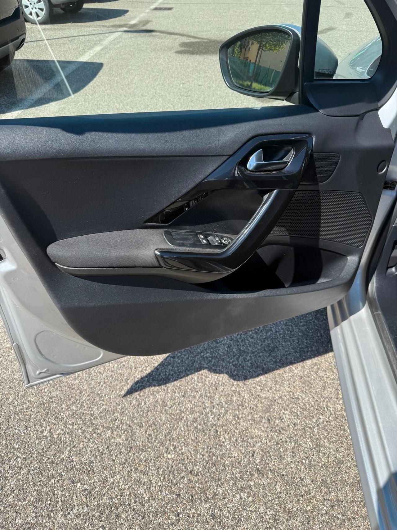 Peugeot 208 1.2 - NEOPATENTATI - 12 MESI DI GARANZIA -