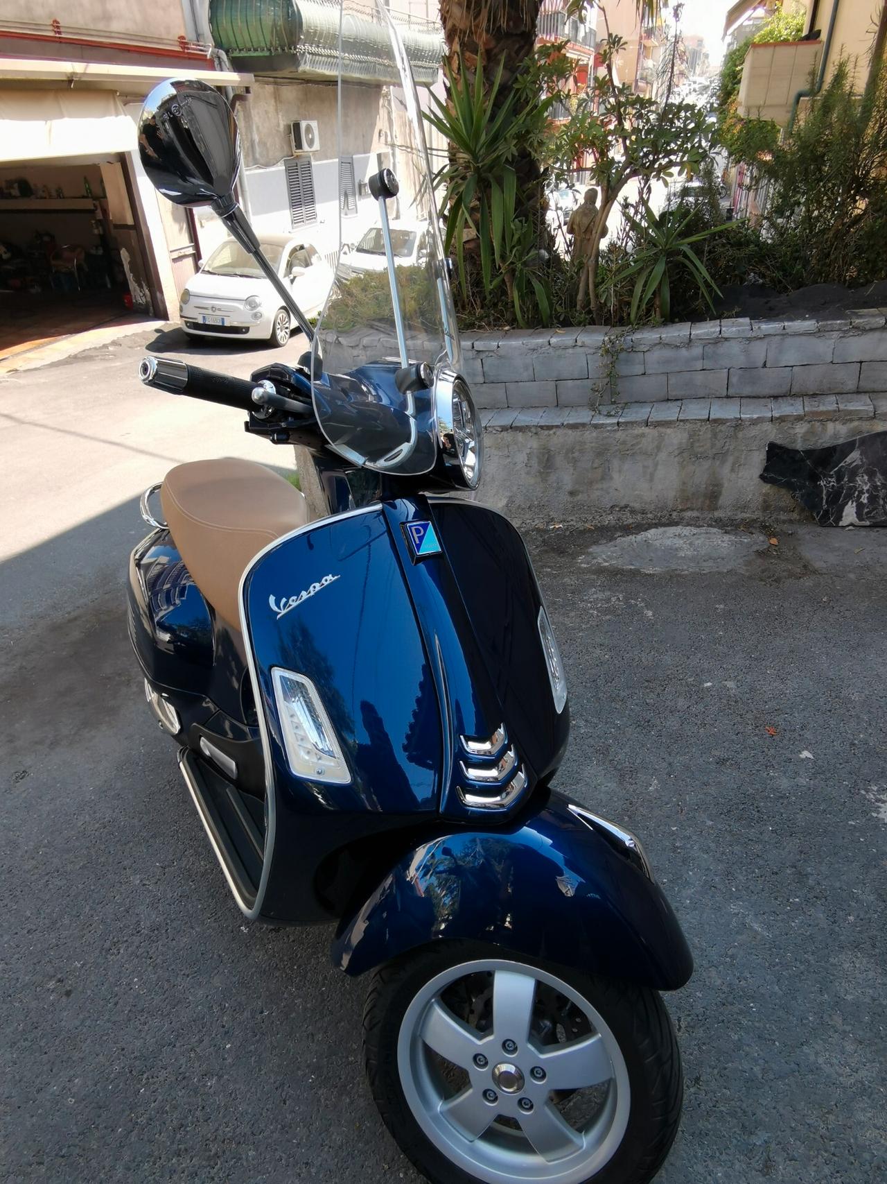 Vespa 300 gts Hpe solo 3900 km Perfetta