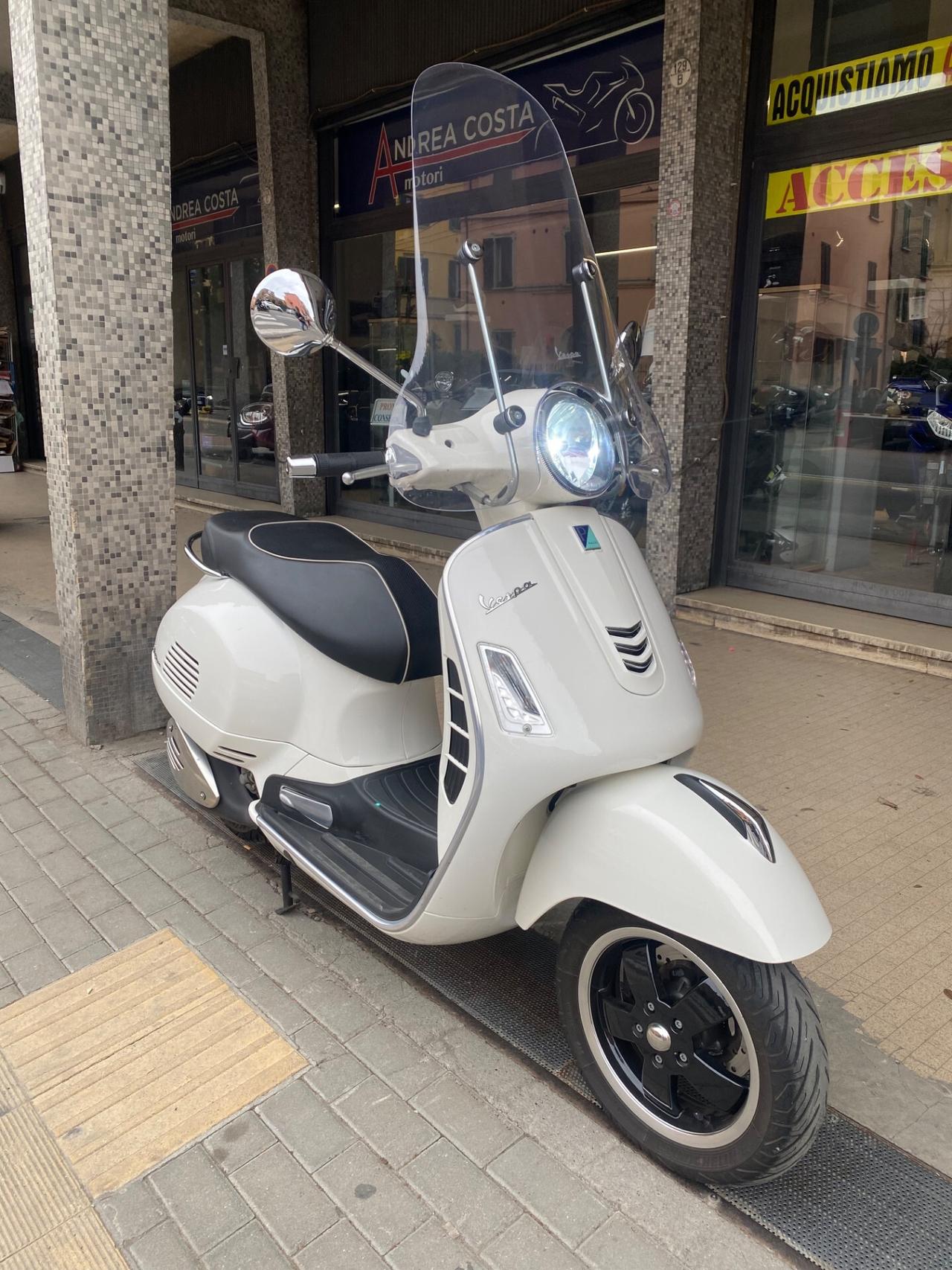 Piaggio Vespa 300 GTS anno 2017 km 11000 COME NUOVA!