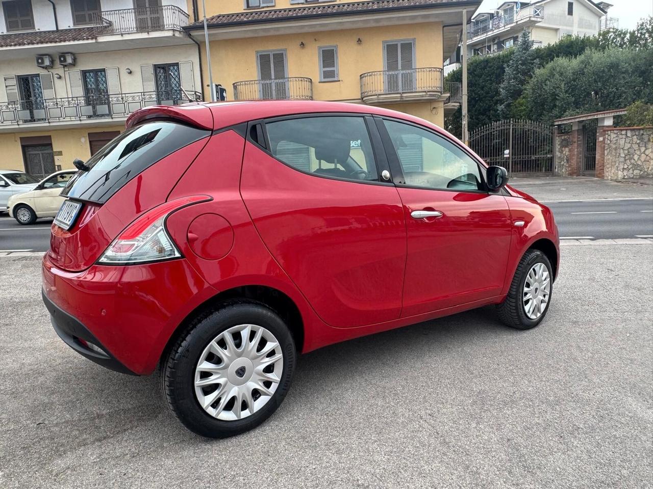 Lancia Ypsilon 0.9 TwinAir 85 CV 5 porte Metano Ecochic Silver