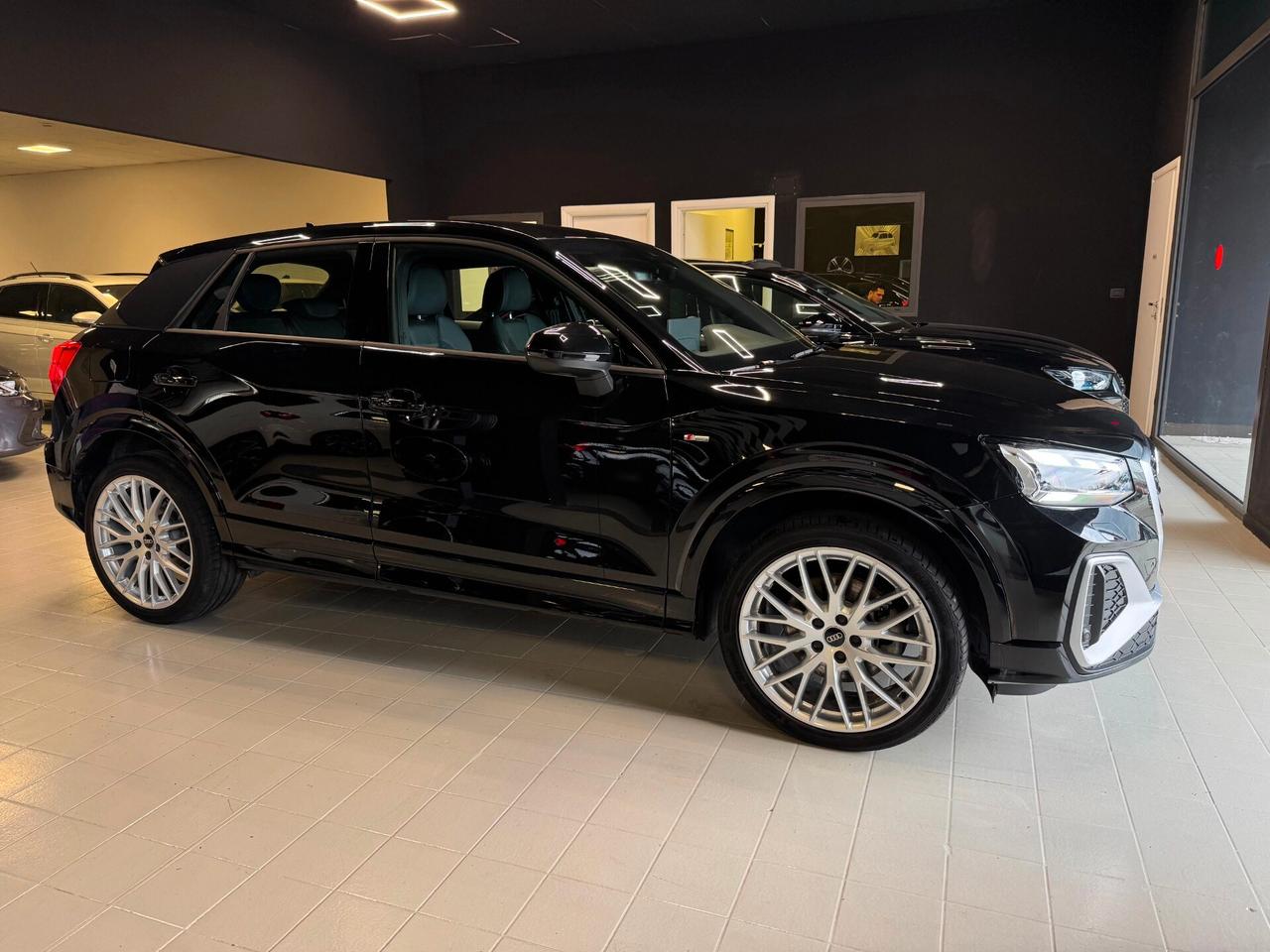AUDI Q2 Q2 35 TDI S tronic Identity Black