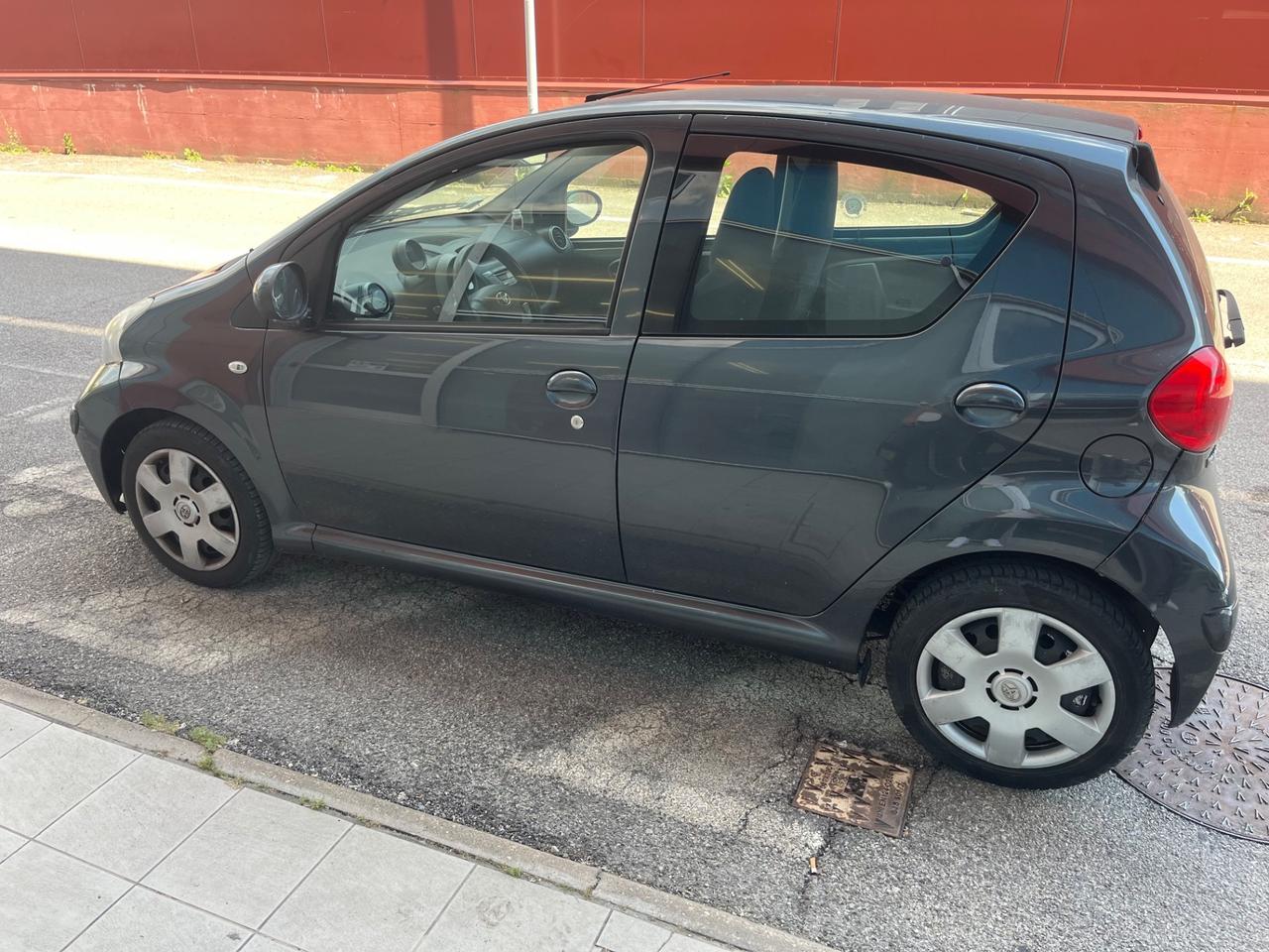 Toyota Aygo 1.0 12V VVT-i 5 porte ok neopatentati