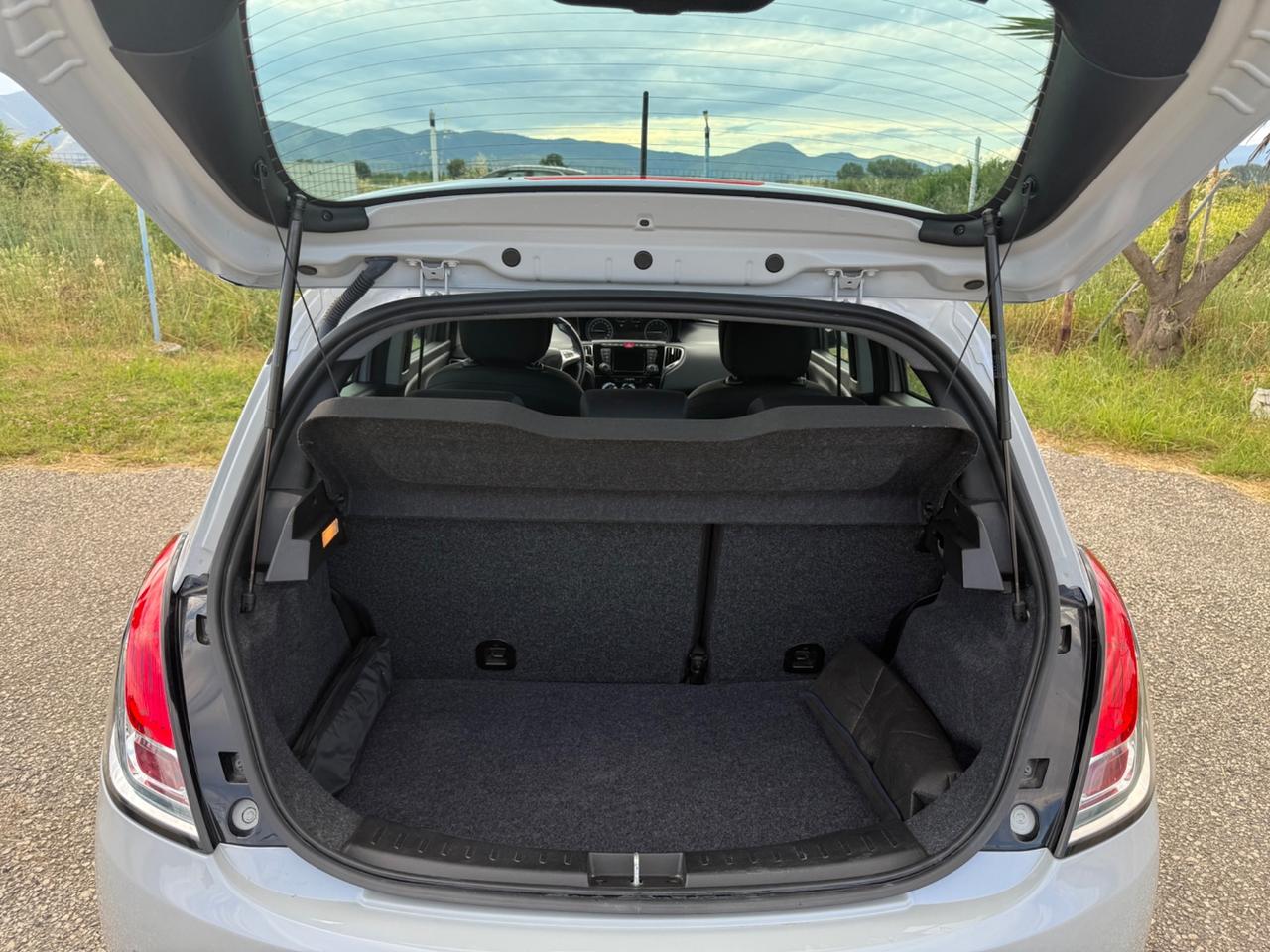 Lancia Ypsilon 1.2 69 CV 5 porte GPL Ecochic Silver