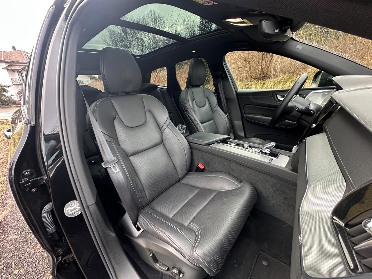 Volvo XC 60 T6 Plug-in hybrid Ultra Dark - 2025