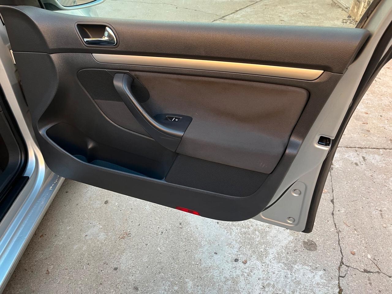 Volkswagen Golf 1.6 16V FSI 5p. Sportline