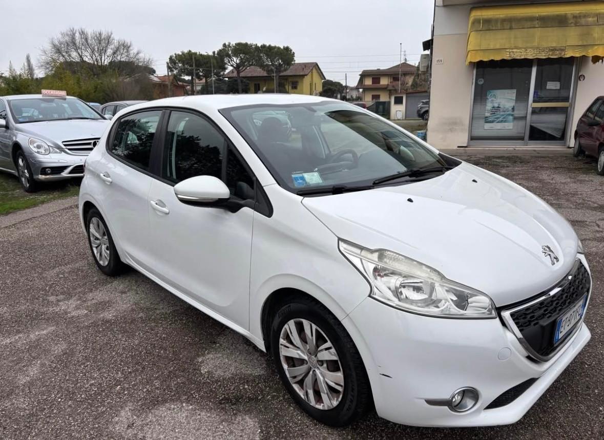 Peugeot 208 1.4 HDi 68 CV 5 porte Allure