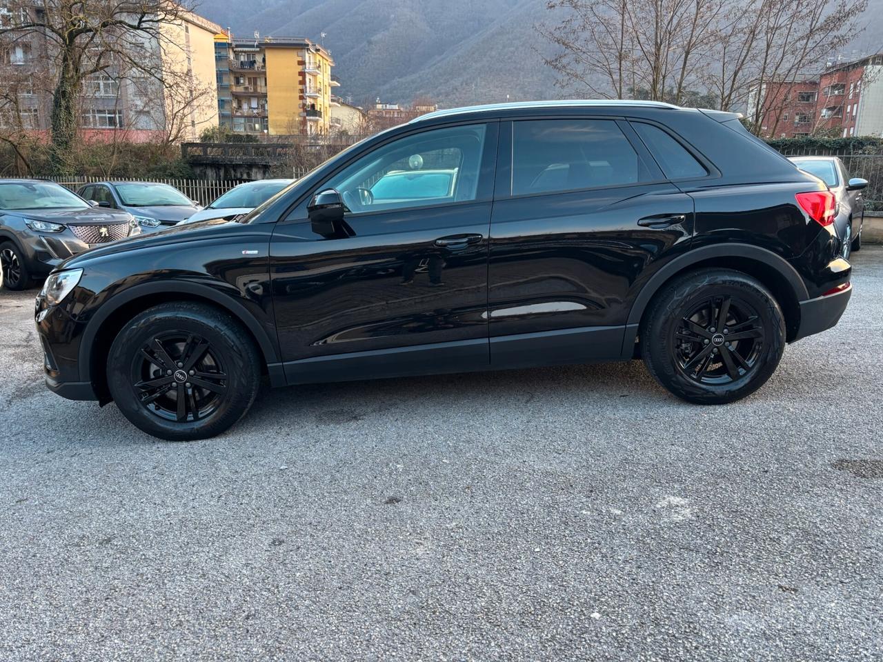 Audi Q3 35 TDI quattro S tronic line edition MY 22 KM 98.000 -BLACK