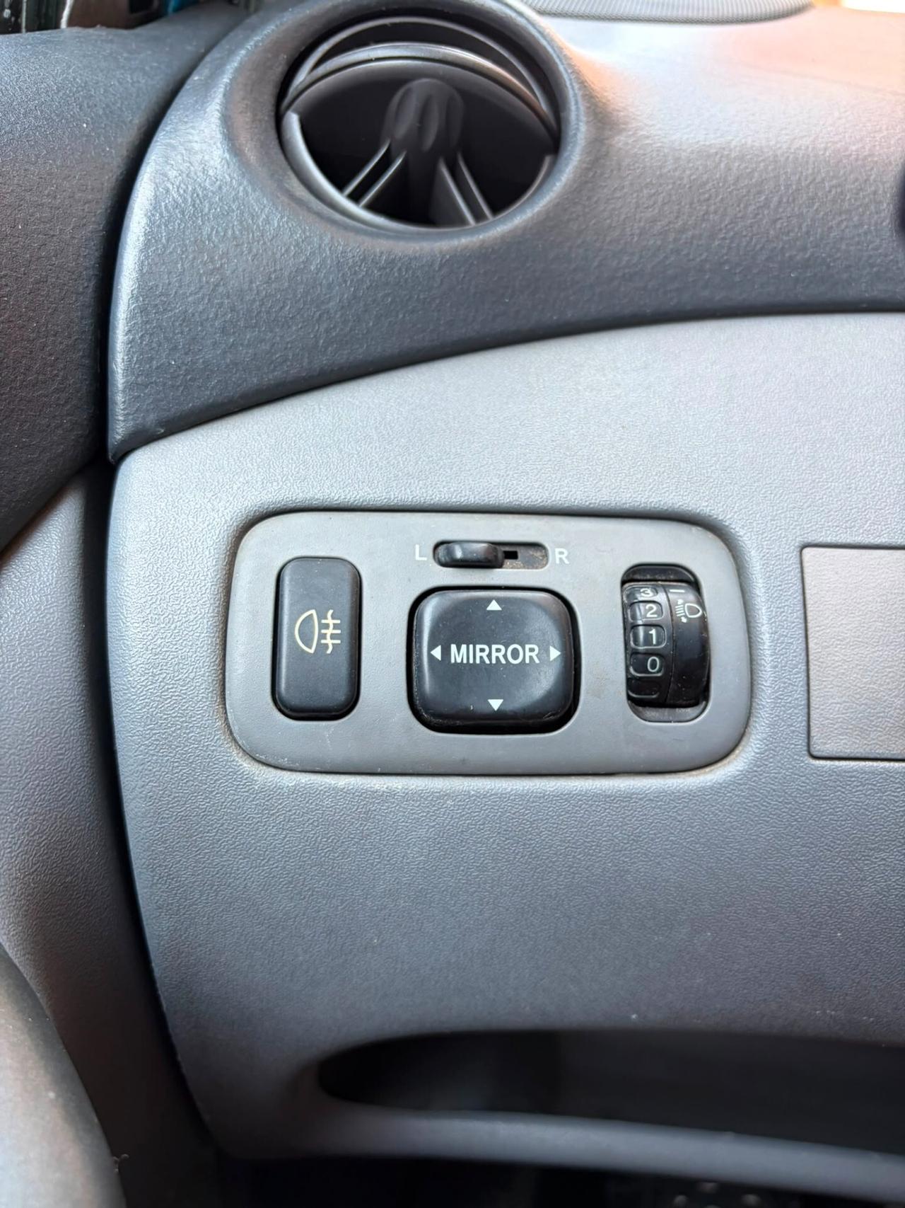 Toyota Yaris 1.0i 16V cat 5 porte Sol
