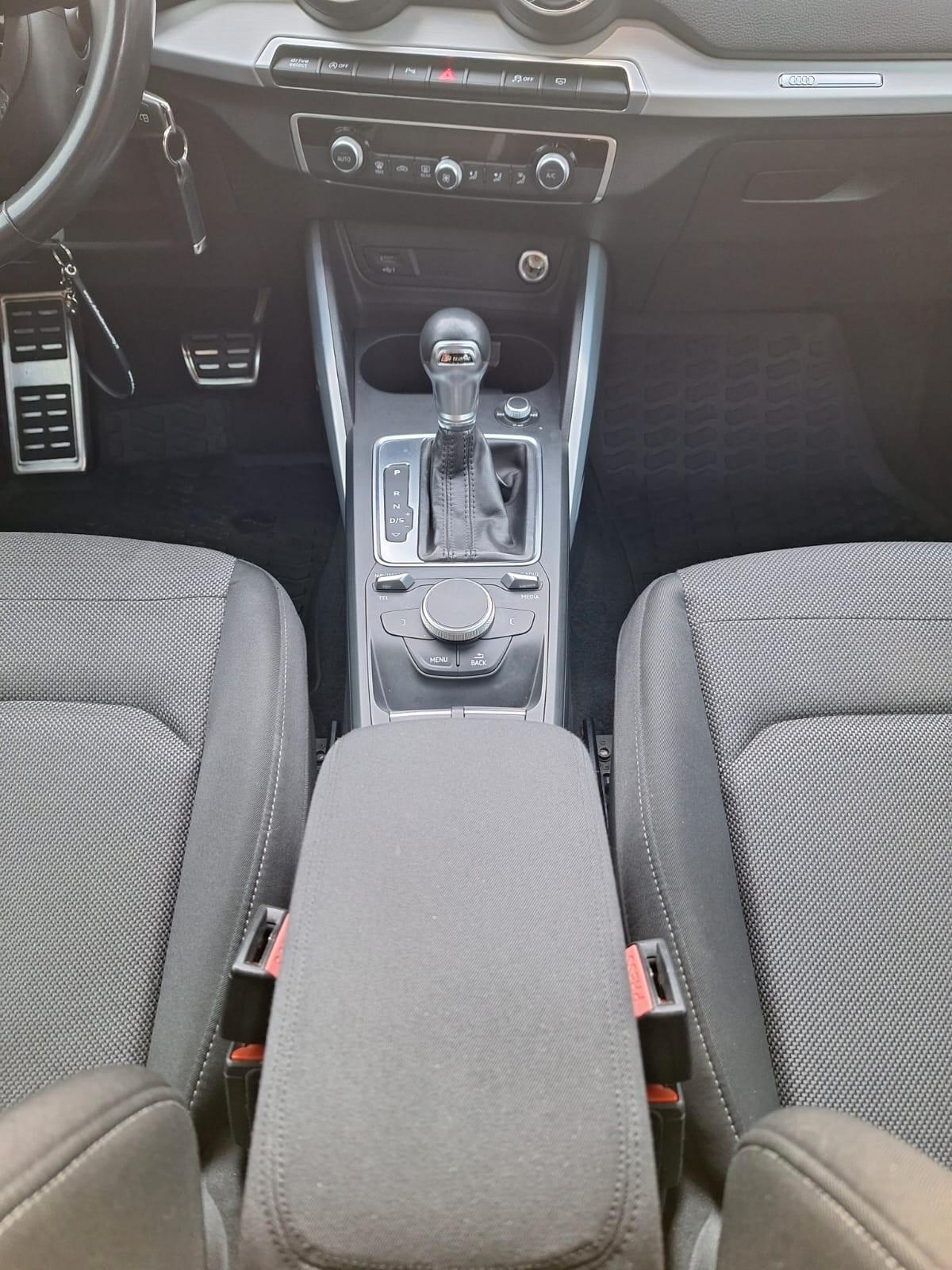 Audi Q2 30 TDI S tronic Identity Black