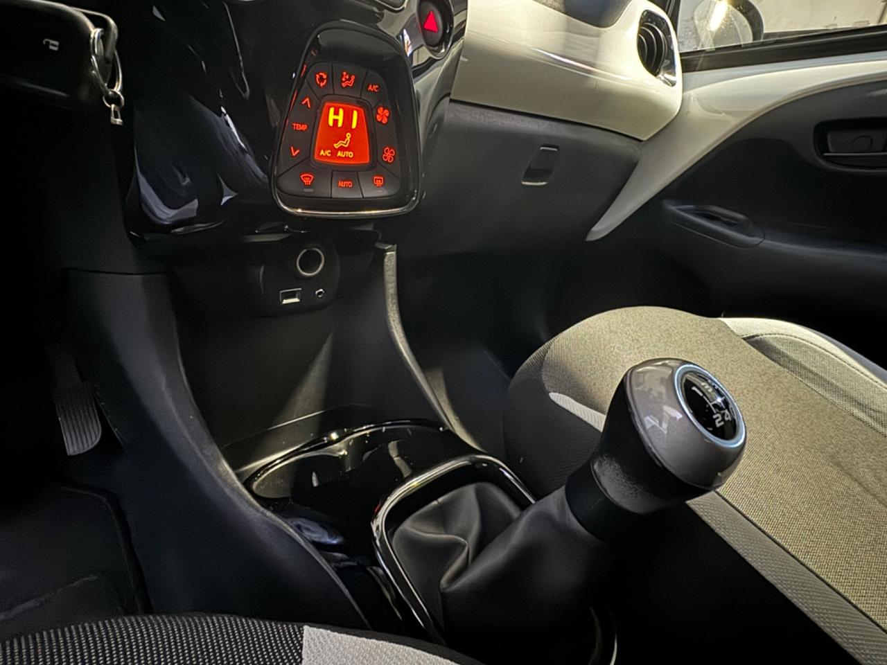 Toyota Aygo 1.0 VVT-i 69 CV 5 porte x-black Tss