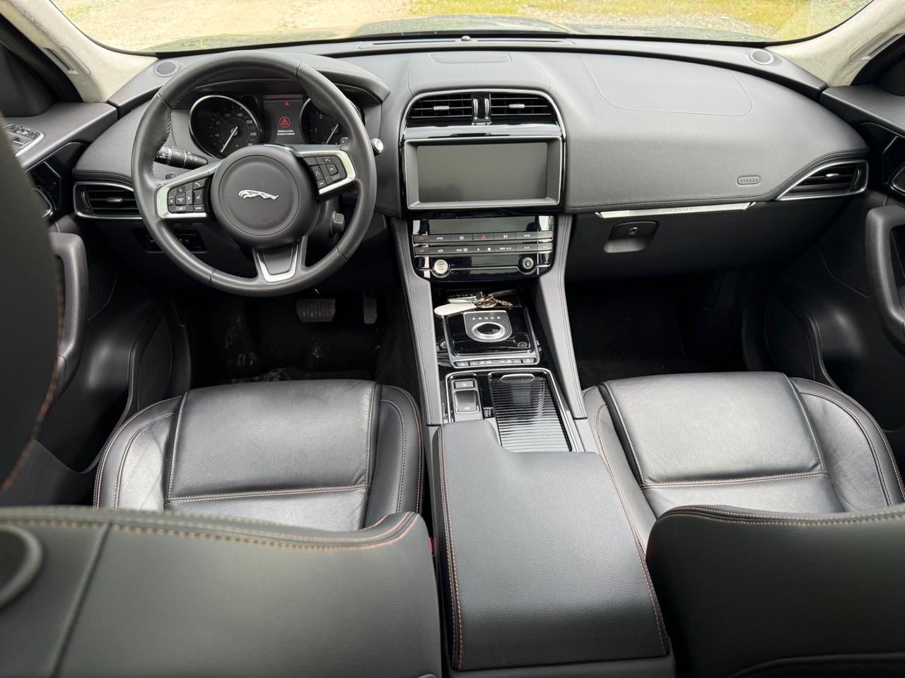 Jaguar F-Pace 2.0 D 180 CV AWD aut Chequered Flag