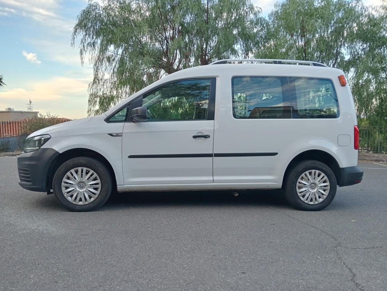 Volkswagen Caddy Pianale ribassato con rampa disabili in carrozzina