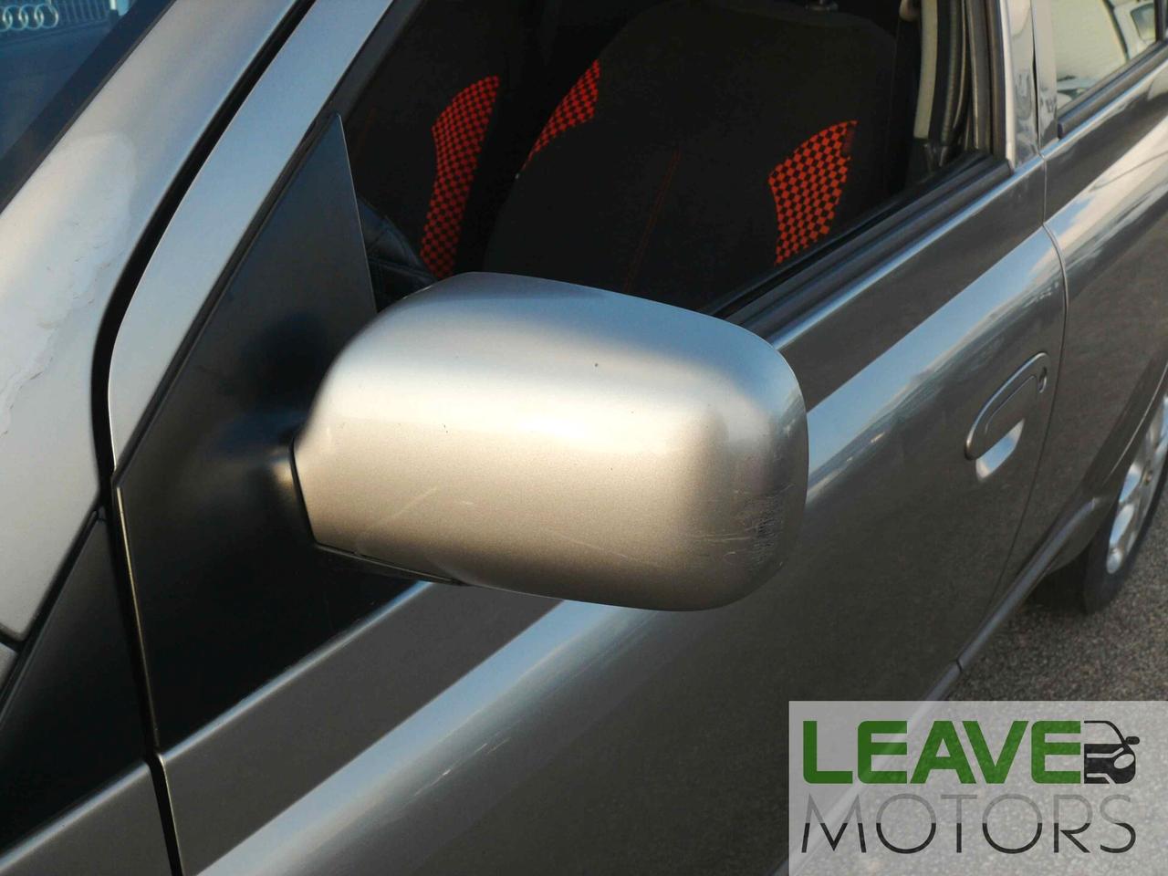 Toyota Yaris 1.3i 16V cat 5 porte Sol (M1437)