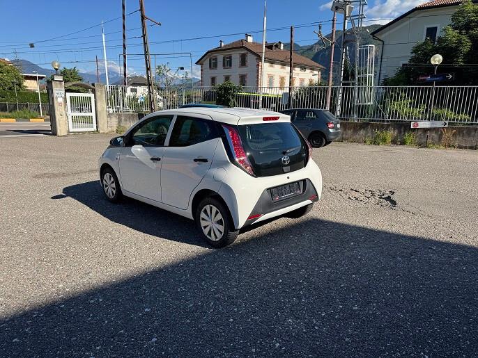 Toyota Aygo 1.0 VVT-i 69 CV 5 porte x-clusiv Black & White