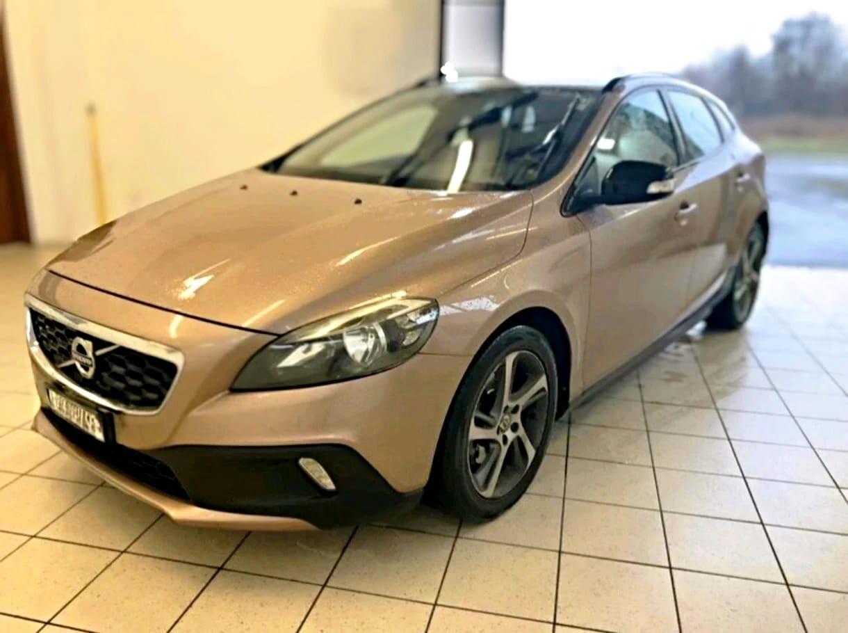 Volvo V40 Cross Country D2 1.6 Auto in arrivo !!