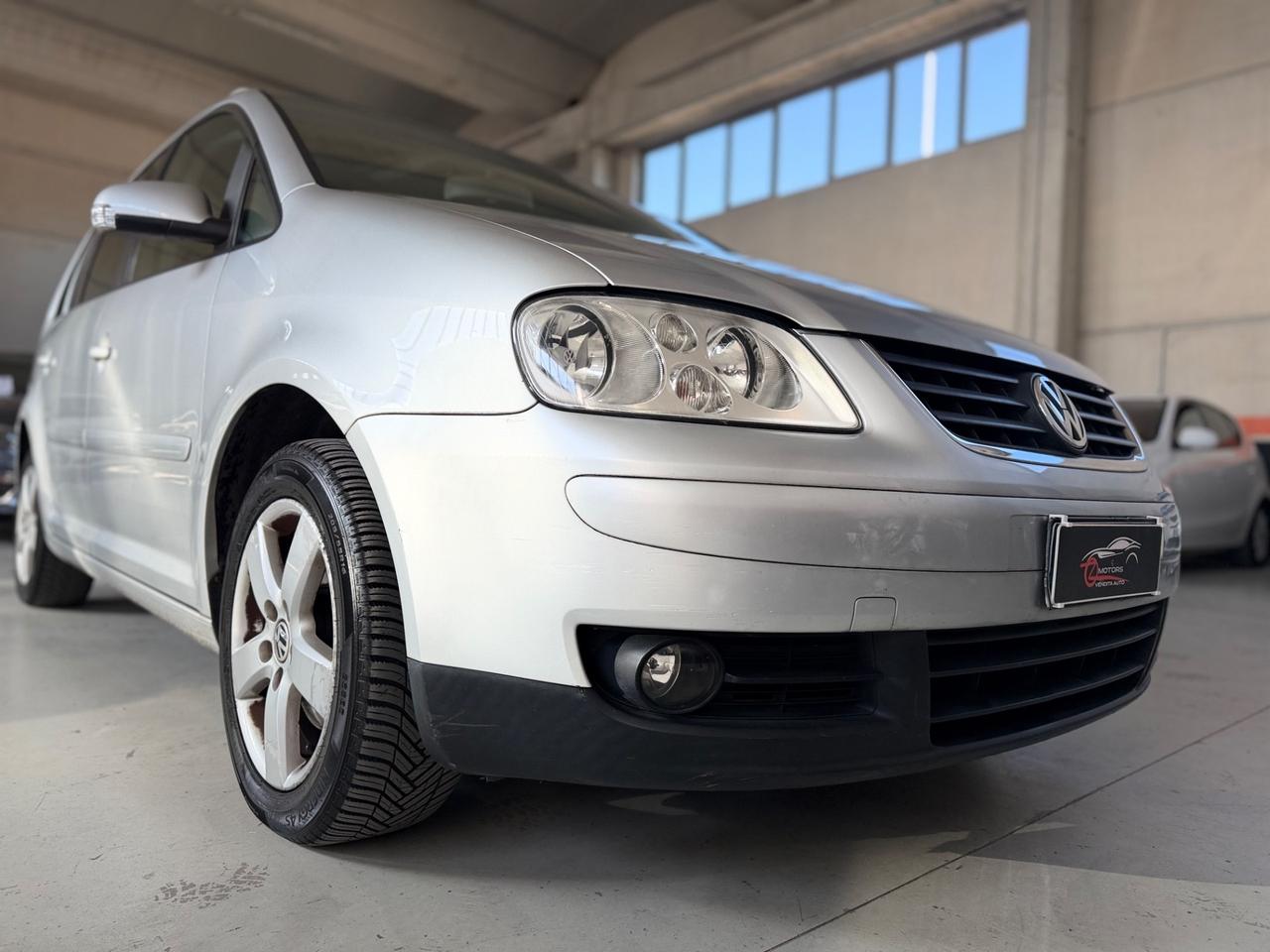 Volkswagen Touran 2.0 16V TDI DSG Highline