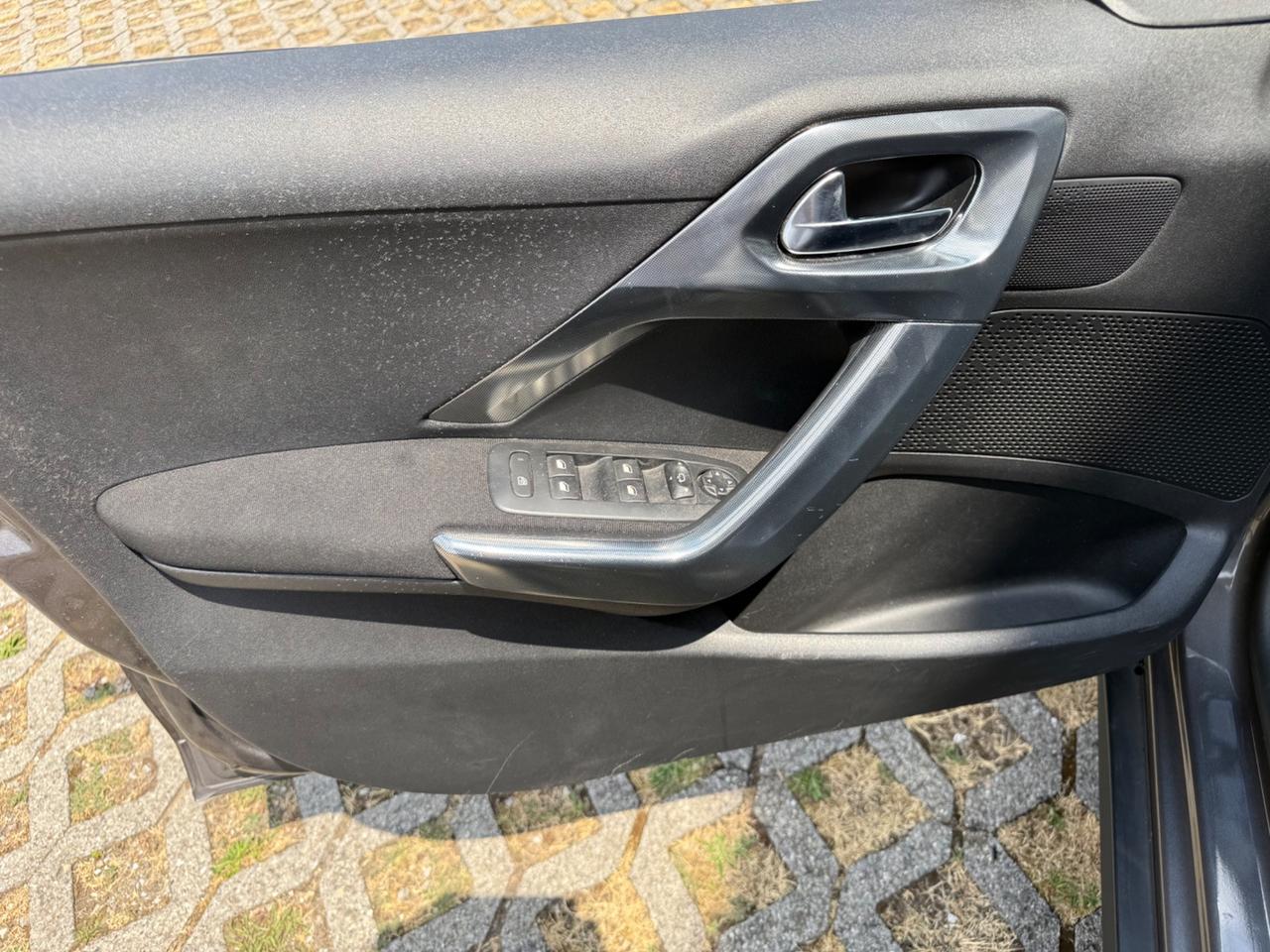 Peugeot 2008 1.2 VTi 82CV Cerchi*Navi*Pelle*Sensori