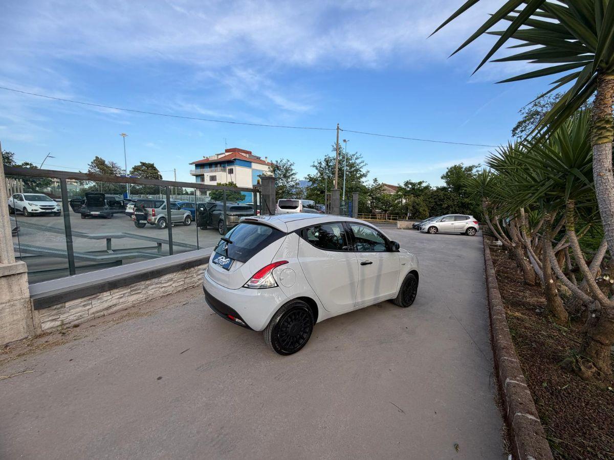LANCIA - Ypsilon - 1.0 FireFly 5p. S&S Hybrid Gold