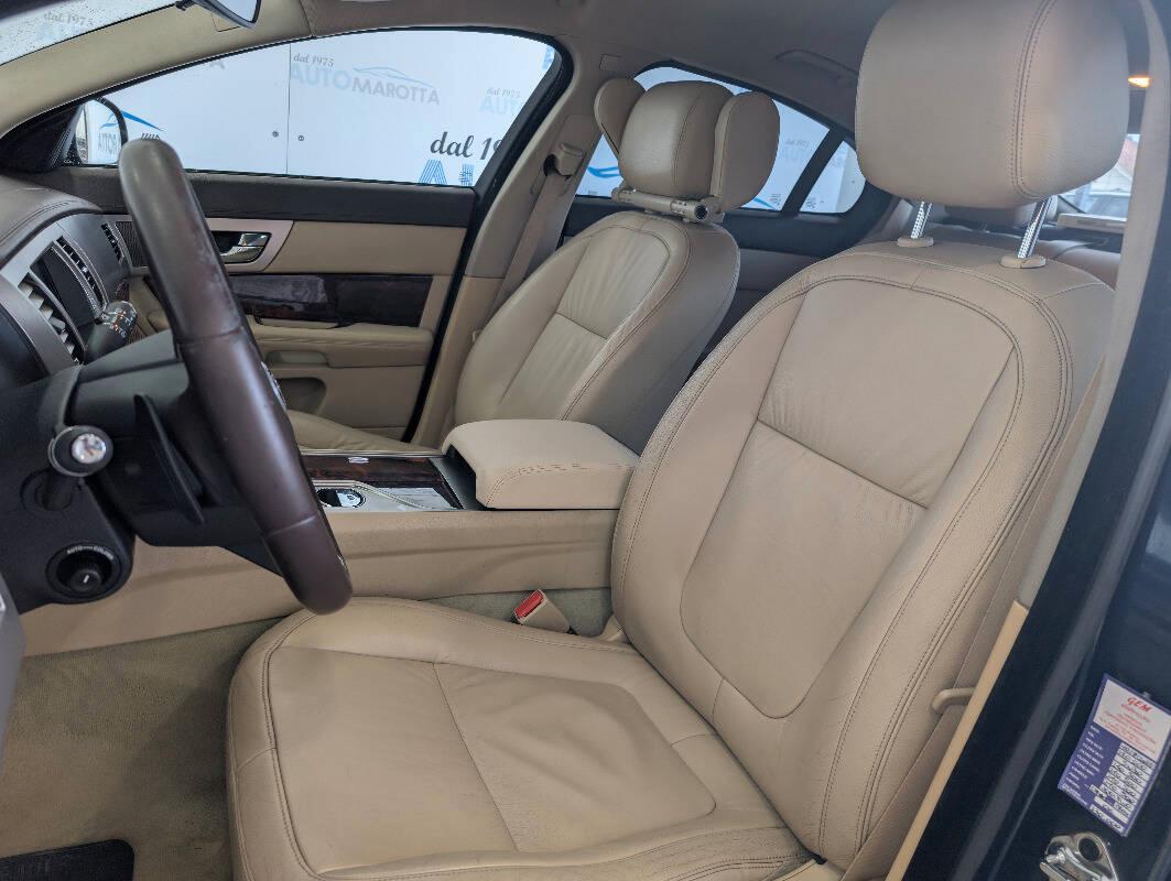 Jaguar XF 2.7d Luxury auto UNI-PROPRIETARIO!