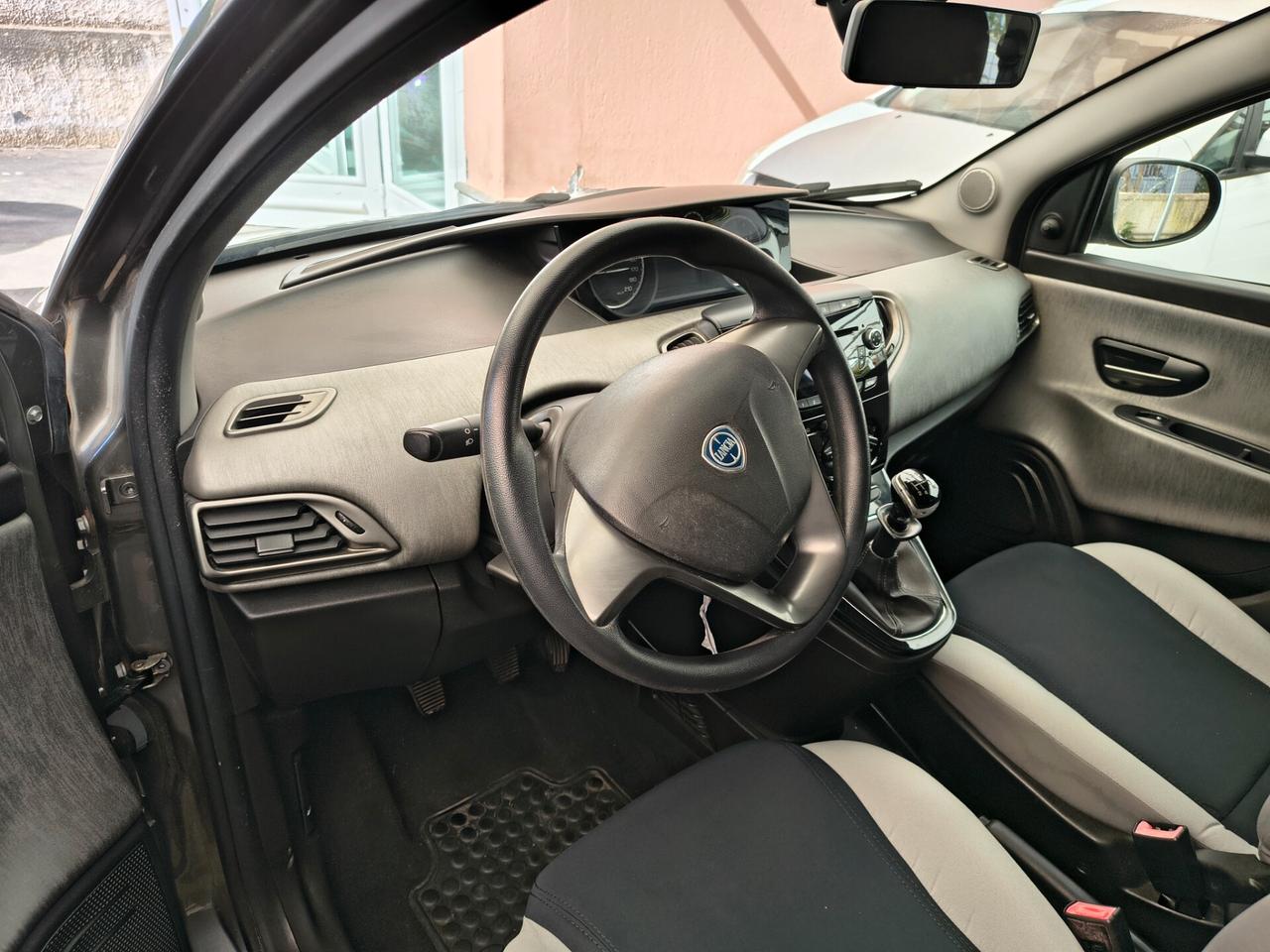 Lancia Ypsilon 1.2 69 CV 5 porte S&S Platinum