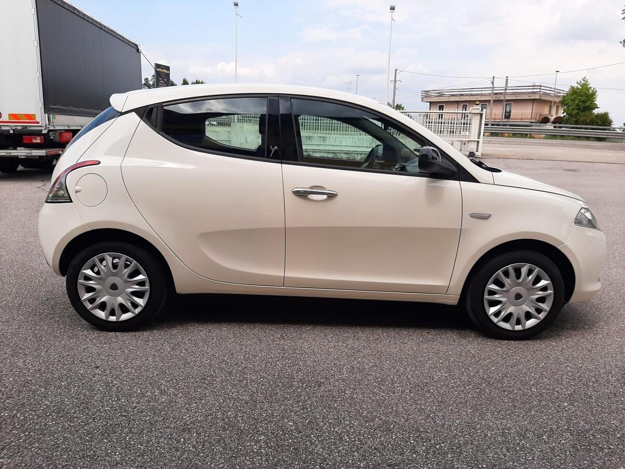 Lancia Ypsilon Benzina cc. 1.242 - 5 Porte 5 Posti UTILIZZABILE ANCHE PER I NEOPATENTATI.