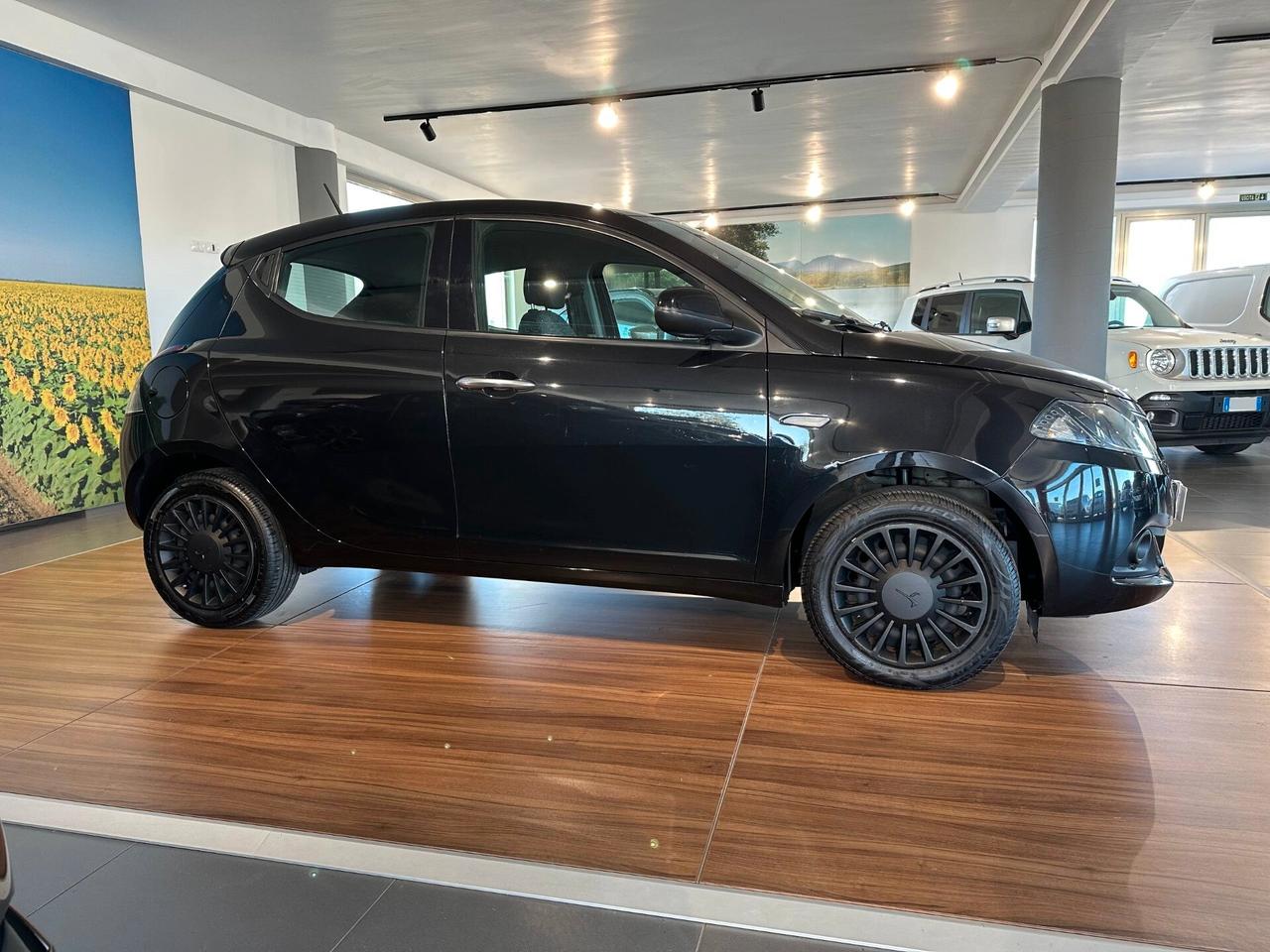 Lancia Ypsilon 1.0 FireFly 5 porte S&S Hybrid Silver