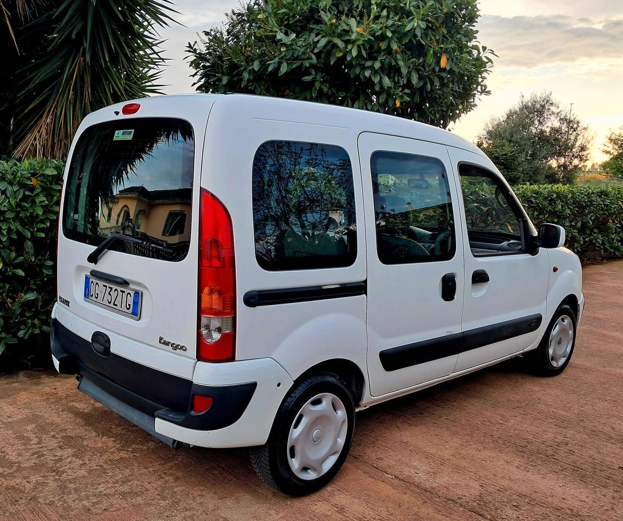 Renault Kangoo TRASPORTO DISABILI PIANALE RIBASSATO UNIPRO