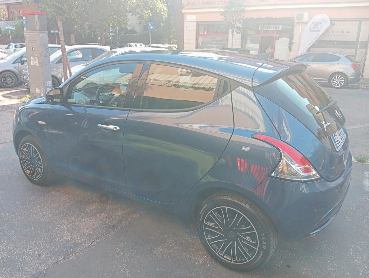 Lancia Ypsilon 1.0 FireFly 5 porte S&S Hybrid Ecochic Silver