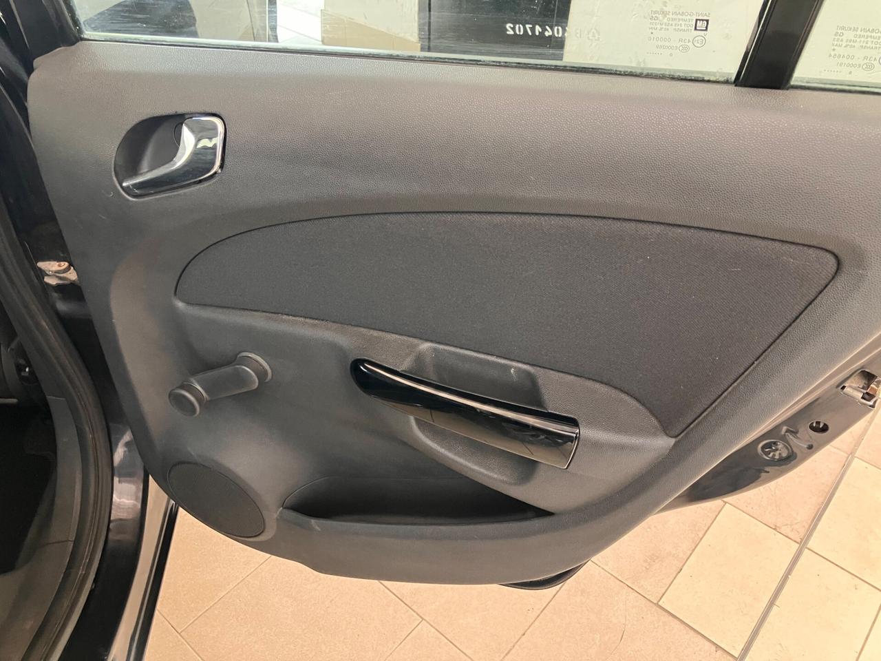 Opel Corsa 1.2 5 porte Cosmo NEOPATENTATI