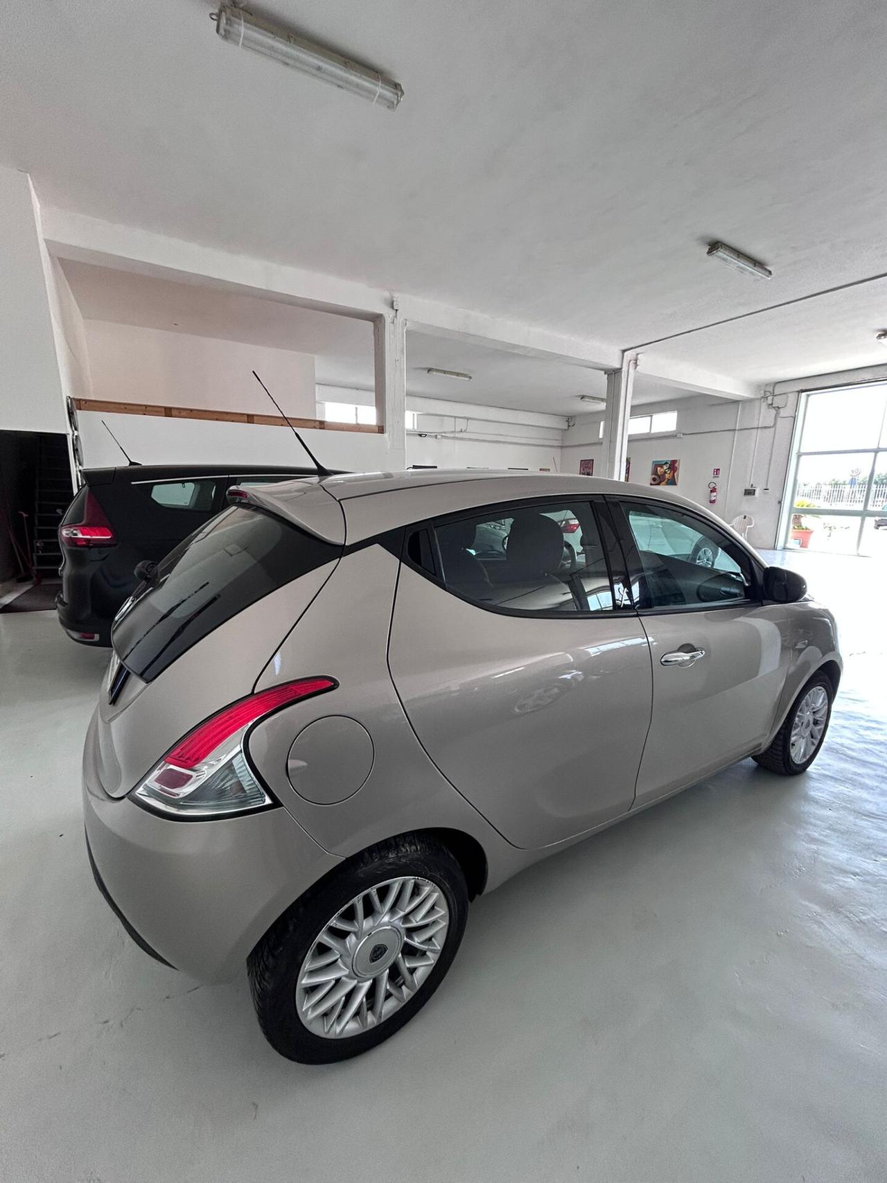Lancia Ypsilon 1.2 69 CV 5 porte S&S Silver