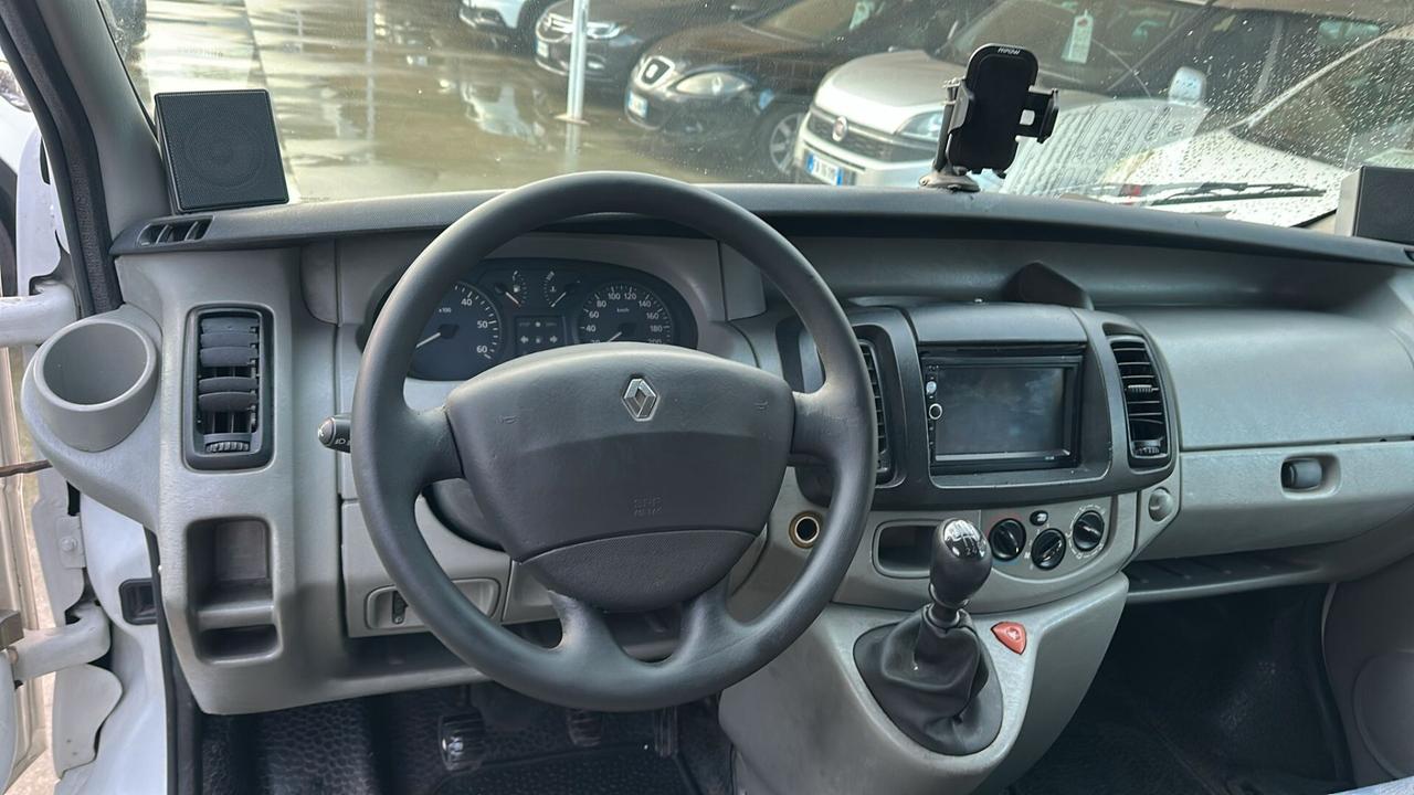 RENAULT TRAFIC CON PORTA LATERALE