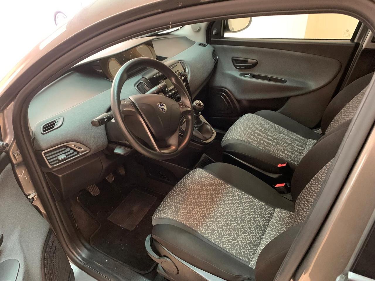 Lancia Ypsilon Ypsilom III firefly hybrid Silver s&s