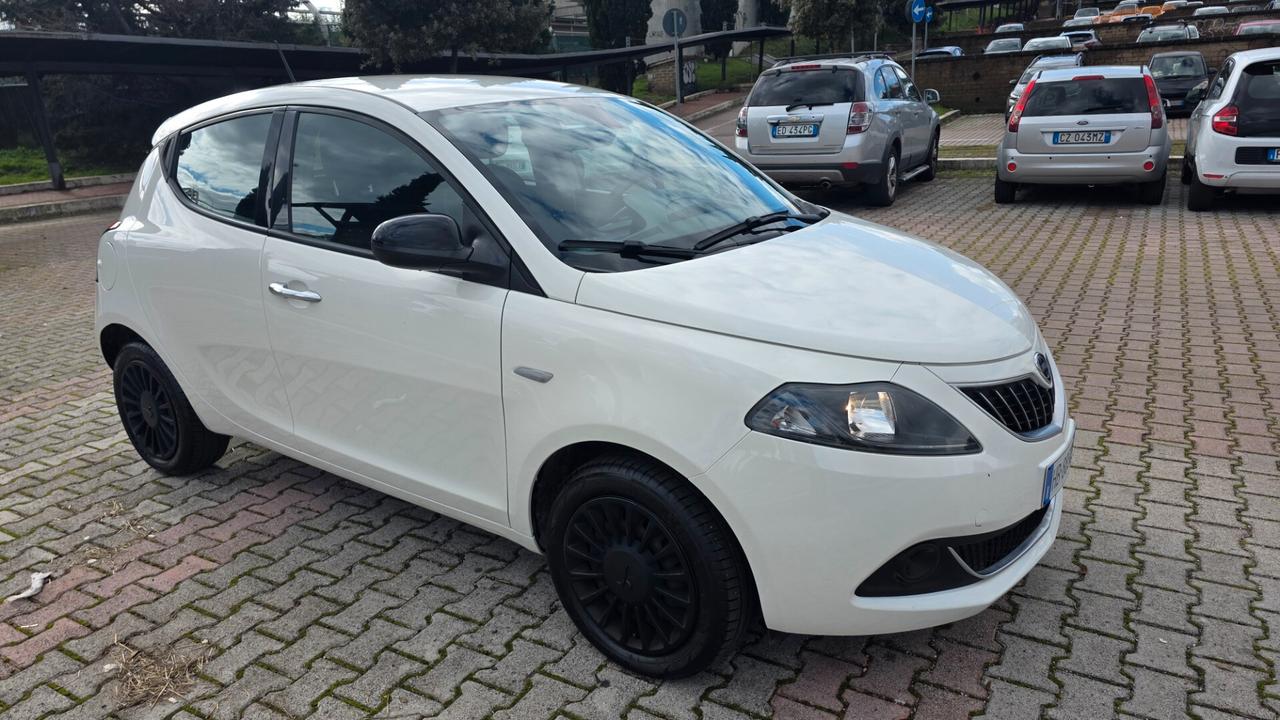 Lancia Ypsilon 1.0 FireFly 5 porte S&S Hybrid Ecochic Silver