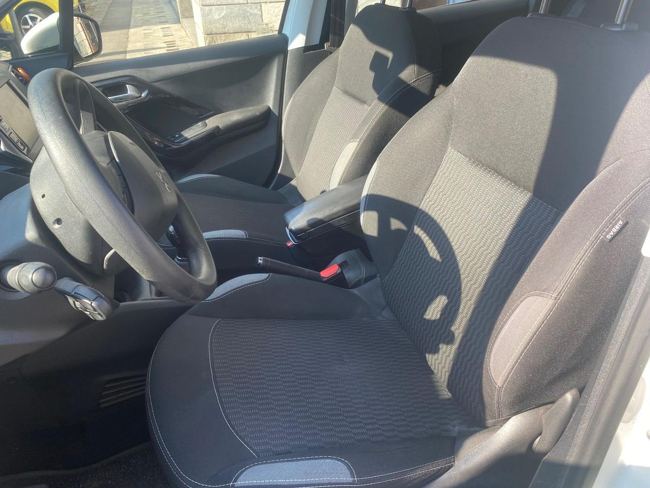 Peugeot 208 life #11893