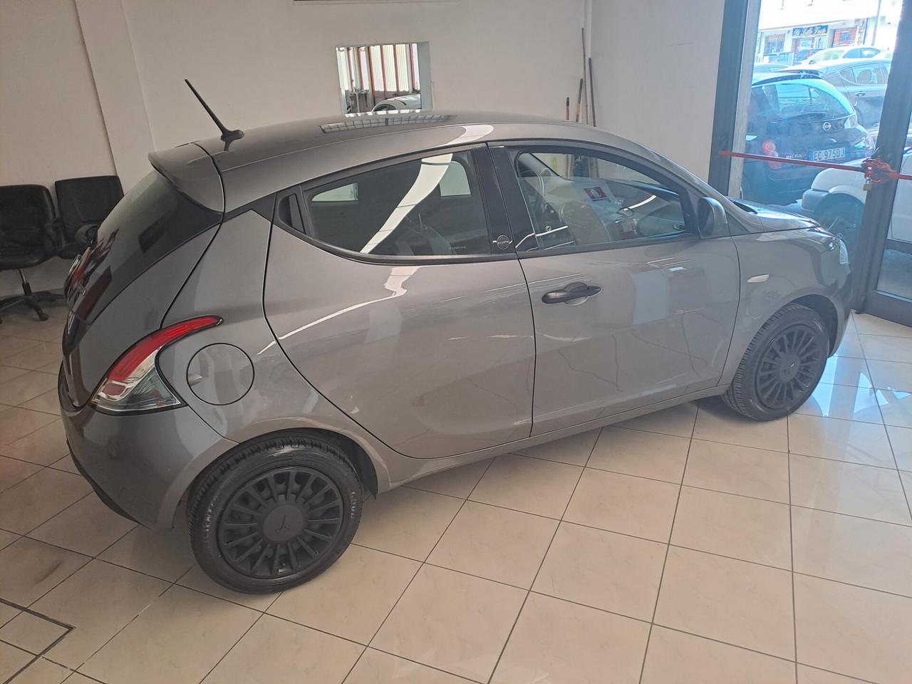 Lancia Ypsilon 1.0 FireFly 5 porte S&S Hybrid Ecochic Silver