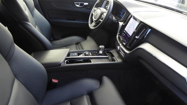 VOLVO XC60 B4 (d) AWD automatico Plus Dark