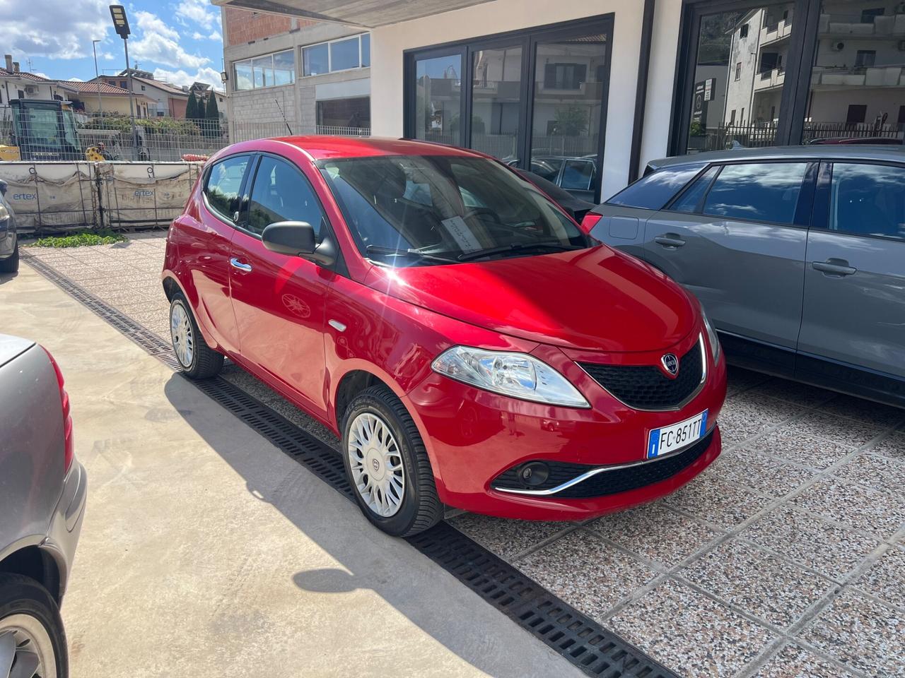 Lancia Ypsilon 0.9 TwinAir 85 CV 5 porte Metano Ecochic Silver