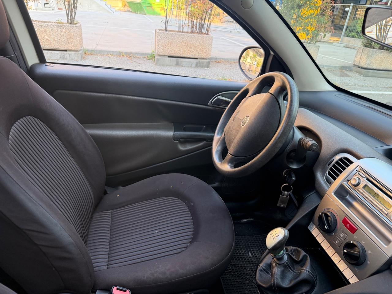 Lancia Ypsilon 1.2 VERSUS TETTO APRIBILE