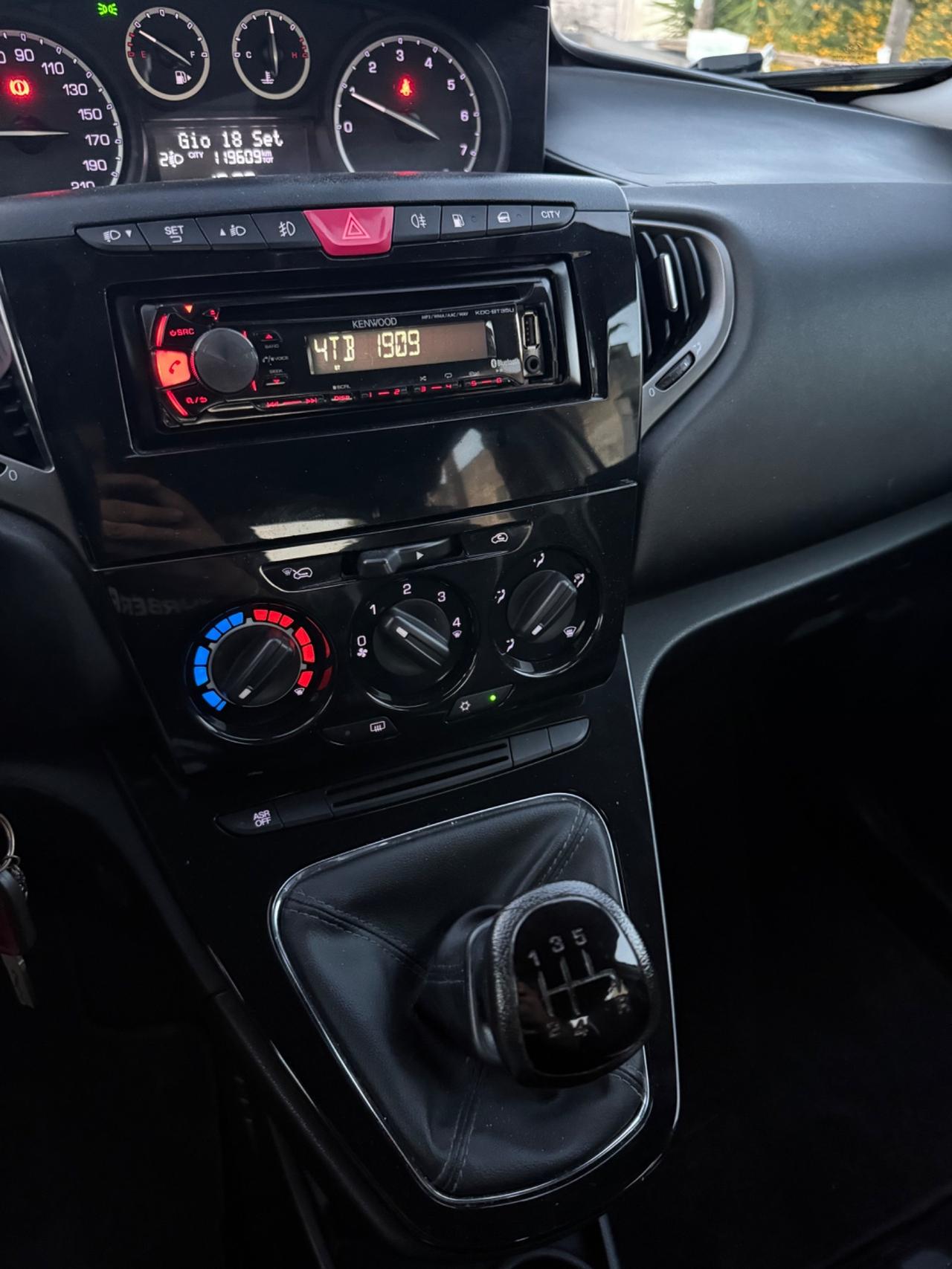 Lancia Ypsilon 0.9 TwinAir 85 CV 5 porte Metano Ecochic Elefantino