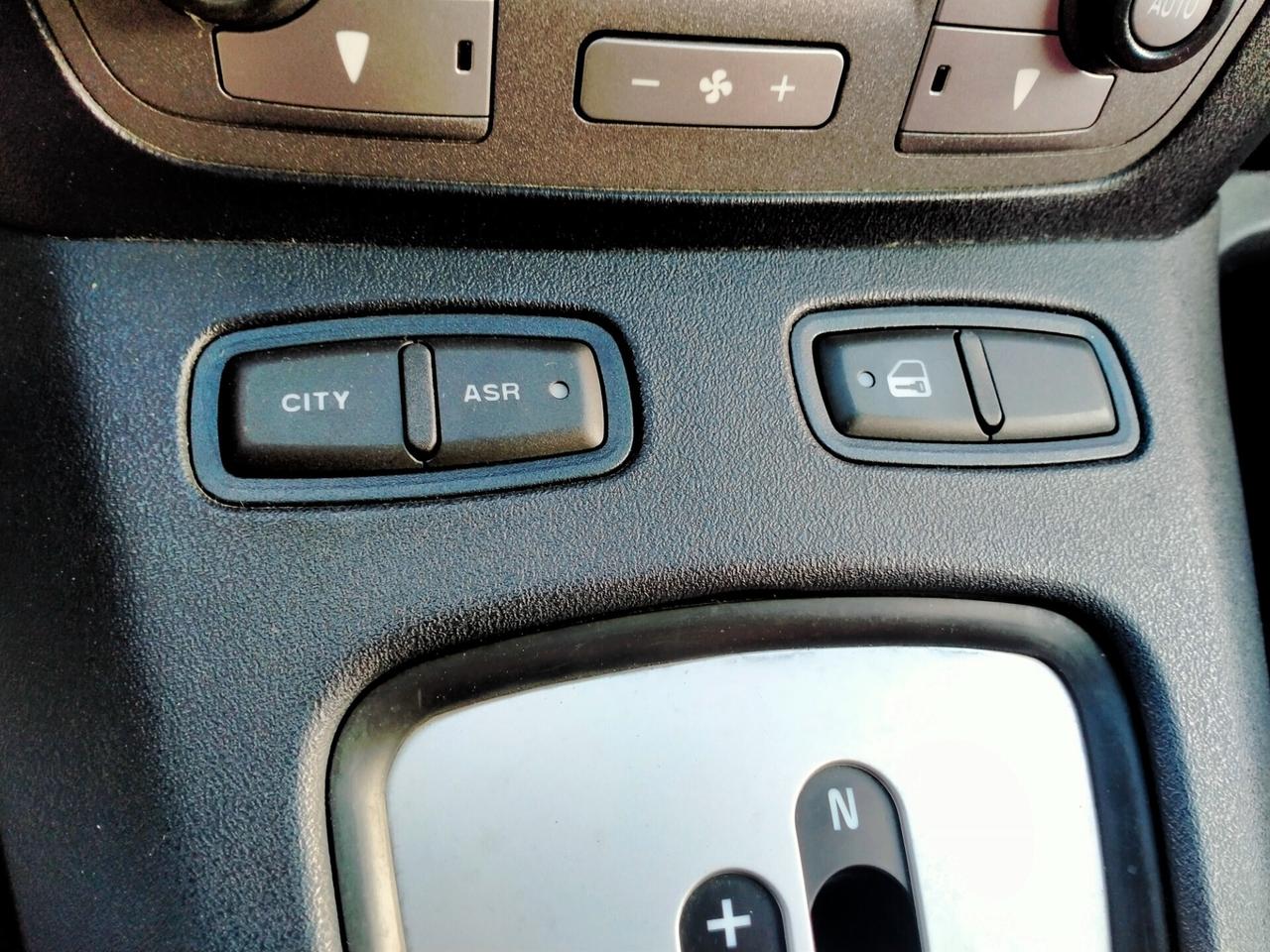 Lancia MUSA 1.4 16V AUTOMATIK "UNICA" POLTRONA FRAU TETTO PAN. NAVI SEDILI RISC.