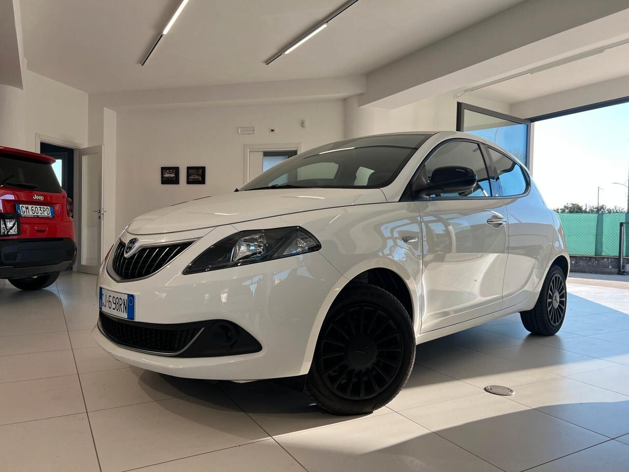 Lancia Ypsilon 1.0 FireFly 5 porte S&S Hybrid Silver