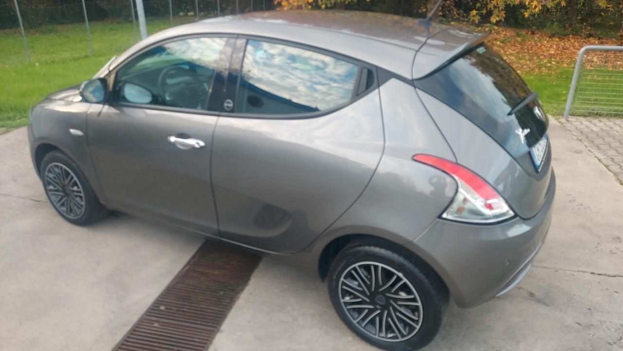 Lancia Ypsilon 1.0 FireFly 5 porte S&S Hybrid Ecochic Gold