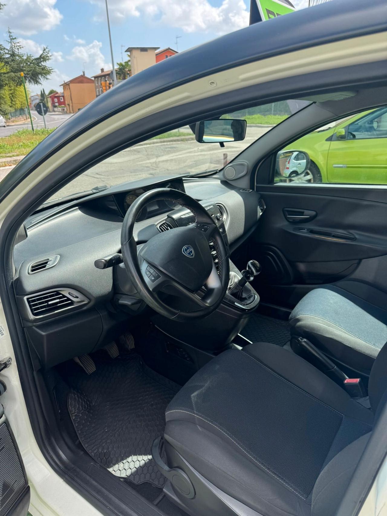 Lancia Ypsilon 1.2 69 CV 5 porte S Momodesign