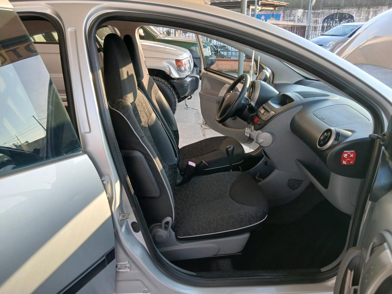 Peugeot 107 1.0b 5p solo km132000 full 10