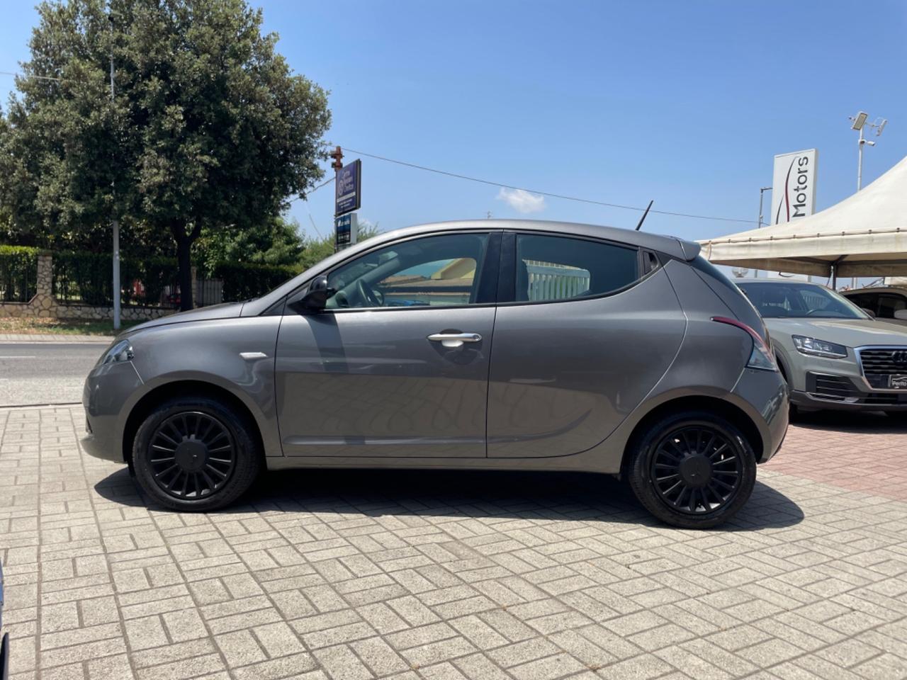 Lancia Ypsilon 1.0 FireFly 5 porte S&S Hybrid Ecochic Silver