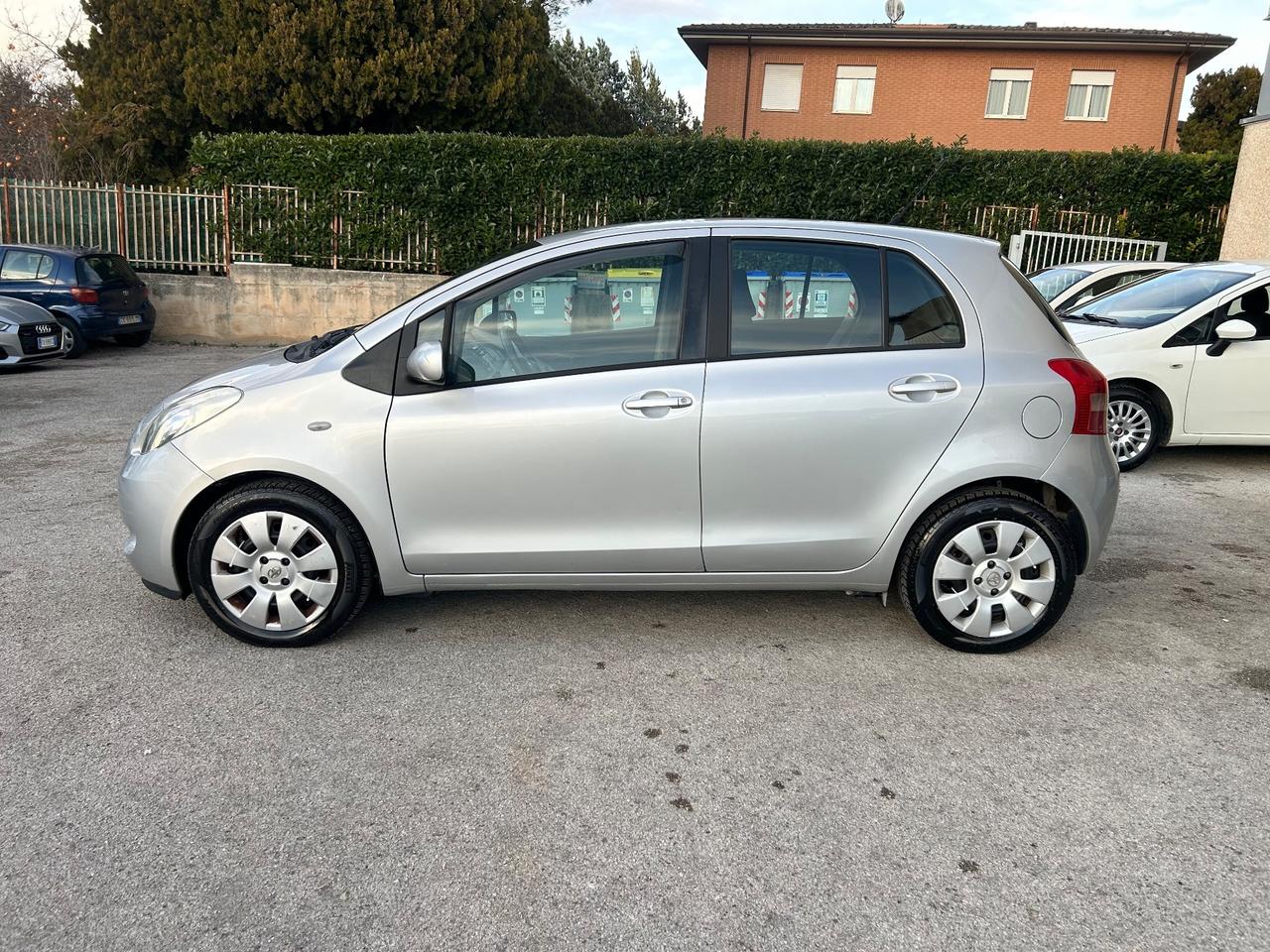 Toyota Yaris 1.3 5 porte cambio automatico 120000km