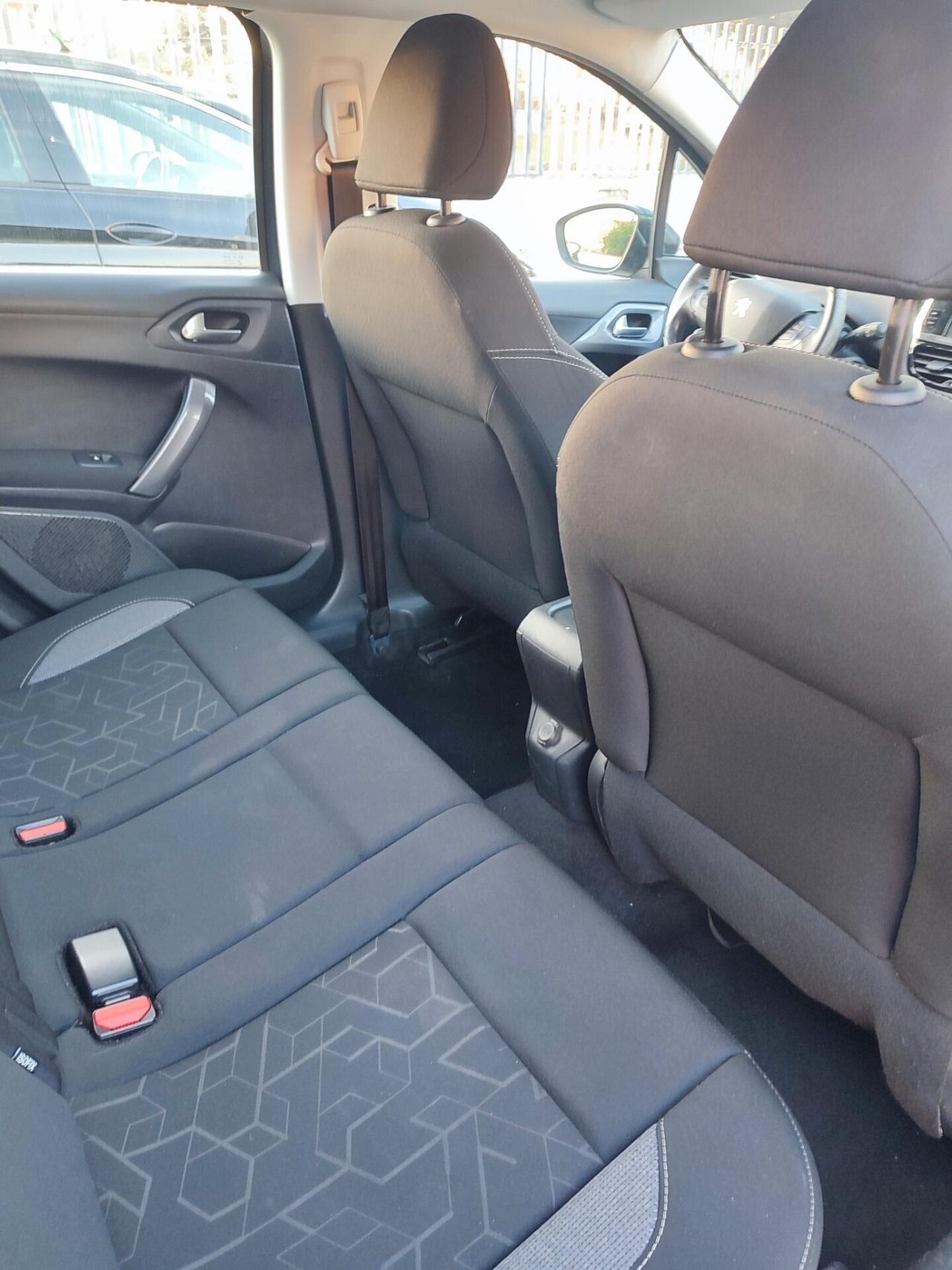 Peugeot 2008 1.2 bz Active 82cv con 79.000 Chilometri