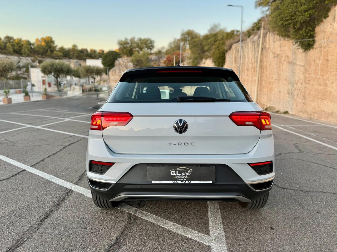 Volkswagen T-Roc/1.0 TSI 110 CV/CAR PLAY/CERCHI 17"/NEOPATENTATI