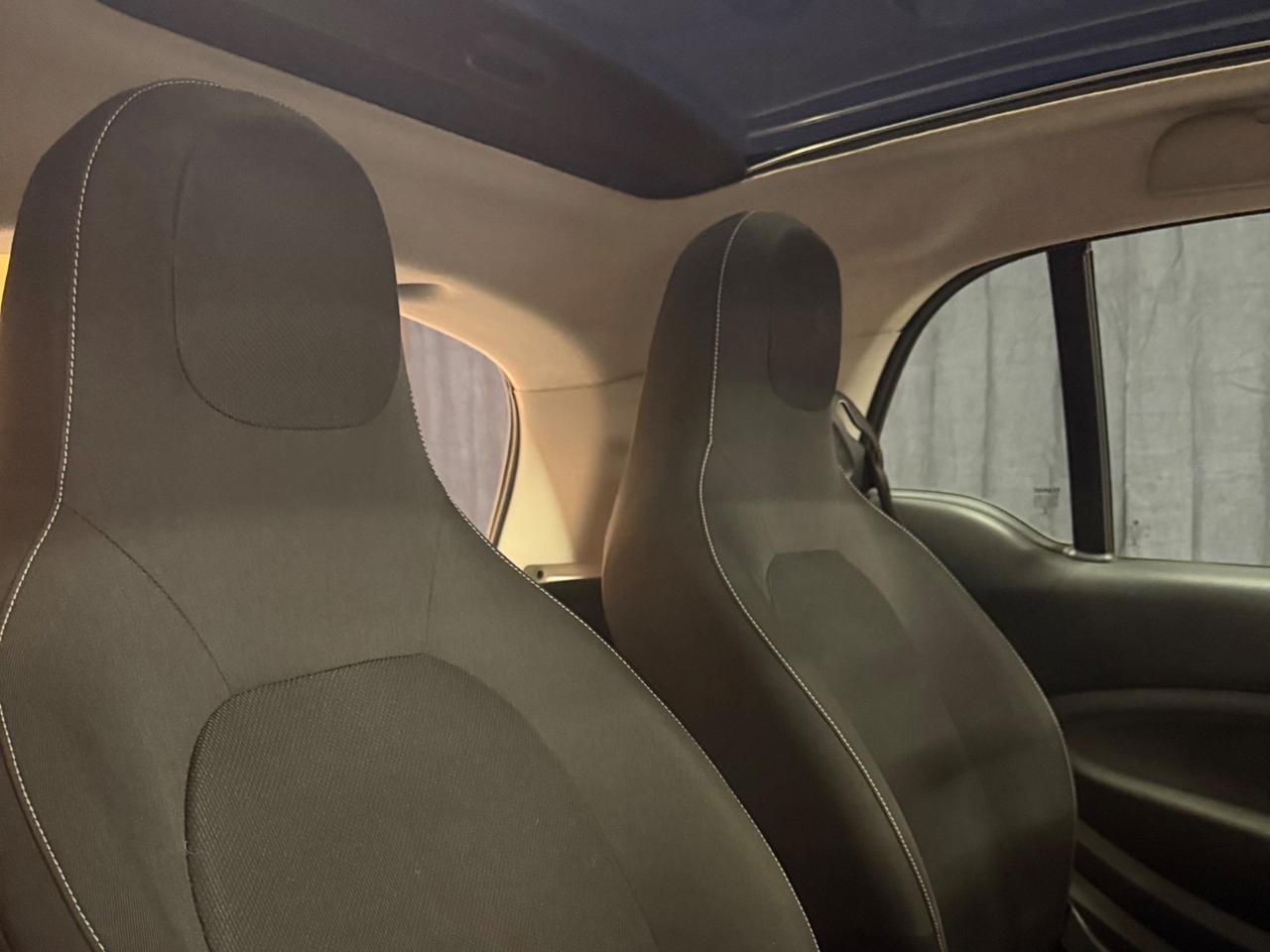 BELLISSIMA SMART FORTWO ADATTA A NEOPATENTATI CON TETTO PANORAMICO CON SOLI 69.625 KM